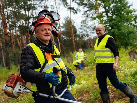 „Nie martw się, sami posprzątamy”. Ważna akcja Pawła Kowala w Ulanowie