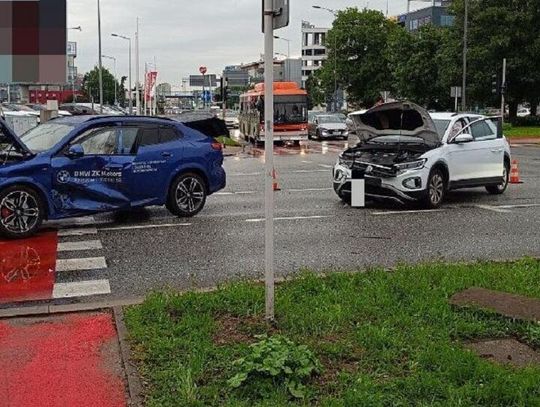 Niebezpieczny czwartek na drogach Rzeszowa. 24 kolizje i 3 wypadki w deszczu