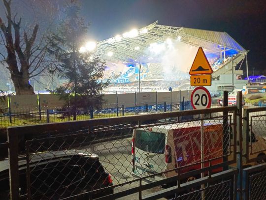 Nielegalnie odpalone race na meczu Stali Rzeszów i Ruchu Chorzów. Jest postępowanie policji Nielegalnie odpalone race na meczu Stali Rzeszów i Ruchu Chorzów. Jest postępowanie policji