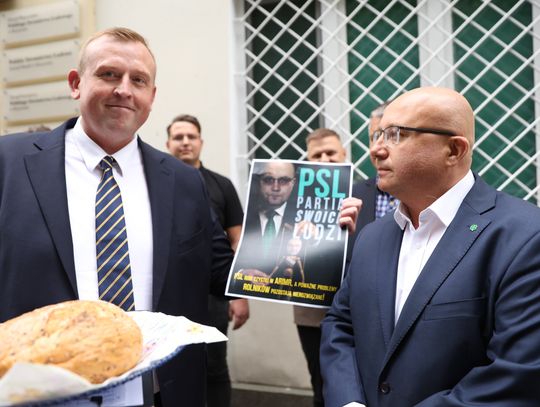 Niespodziewana konfrontacja w Rzeszowie. Poseł PSL wita Konfederację chlebem i solą