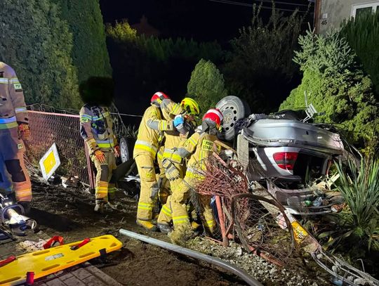 Niespokojna noc na drogach! Zakleszczone osoby w pojeździe