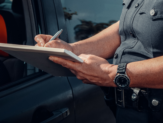 Nietrzeźwy kierowca próbował uciec i przekupić policjantów. Grozi mu 10 lat więzienia
