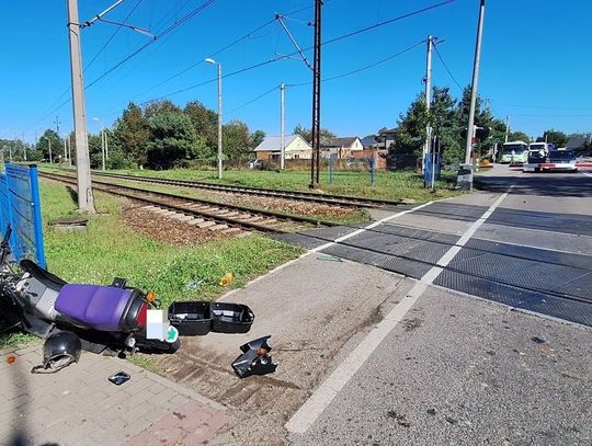 Nietrzeźwy motorowerzysta uderzył w rogatki kolejowe. Miał ogromne szczęście