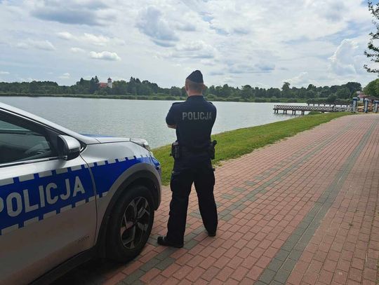 Nietrzeźwy ojciec opiekował się dzieckiem nad wodą