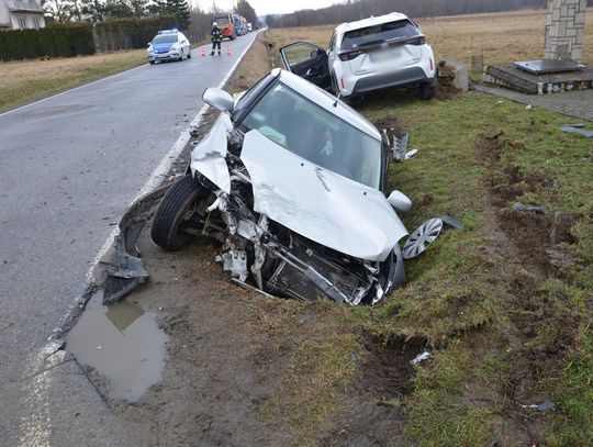 Nieudzielenie pierwszeństwa na skrzyżowaniu w Bóbrce: Trzy osoby poszkodowane w zderzeniu Toyoty z Suzukim