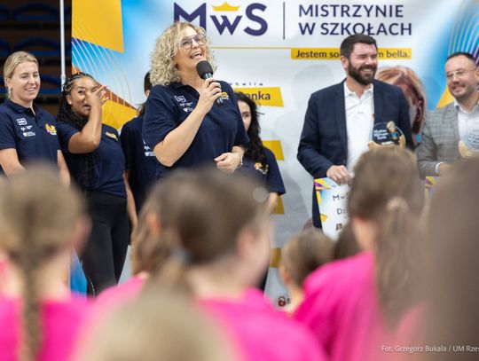 Niezapomniana lekcja z Otylią Jędrzejczak. Rzeszowskie uczennice spotkały mistrzynie sportu