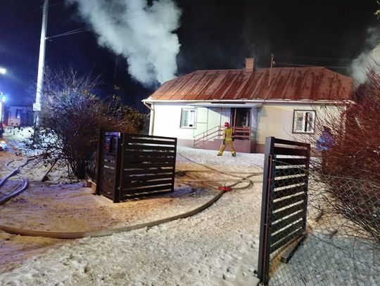 Nocna walka z ogniem - strażacy ratowali drewniany dom [ZDJĘCIA]