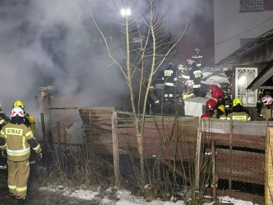 Nocna walka z żywiołem w Chmielniku. Pożar domu i zabudowań gospodarczych [ZDJĘCIA]