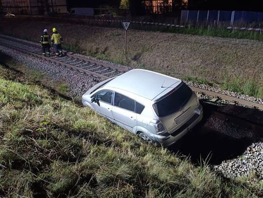 Nocny wypadek w Babicy. Samochód wypadł z drogi i zatrzymał się tuż przy torach kolejowych