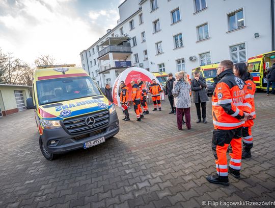 Nowe ambulanse i sprzęt ratowniczy dla rzeszowskiego pogotowia [ZDJĘCIA]
