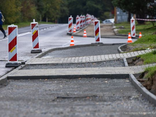 Nowy chodnik przy ul. Przy Torze. Prace już trwają