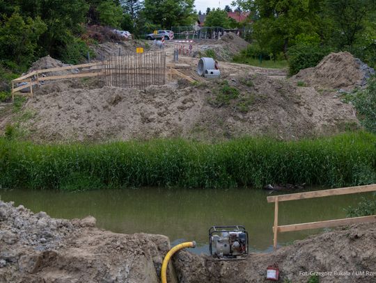 Nowy most pieszo-rowerowy na rzeszowskiej Drabiniance. Prace idą pełną parą