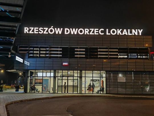 Nowy napis na Dworcu Lokalnym w Rzeszowie. Ma aż 18 metrów długości