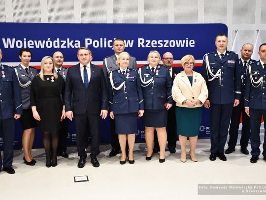 Odznaczenia dla funkcjonariuszy i ślubowanie nowych policjantów w Rzeszowie [ZDJĘCIA]
