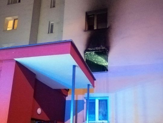 Ofiara śmiertelna nocnego pożaru w bloku w Stalowej Woli. 25 osób ewakuowanych