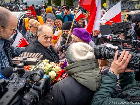 Ojciec Tadeusz Rydzyk stawił się w rzeszowskiej prokuraturze. Przywitali go mieszkańcy z kwiatami [ZDJĘCIA]