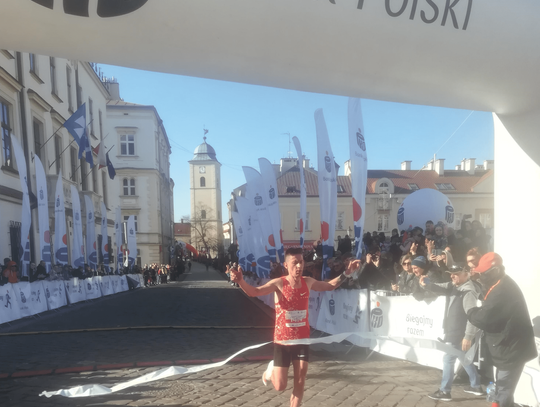 Olimpijka Resovii na podium PKO Biegu Niepodległości. Tłumy zawodników i zawodniczek na rzeszowskim Rynku i trasie zawodów. Dopisali kibice i pogoda