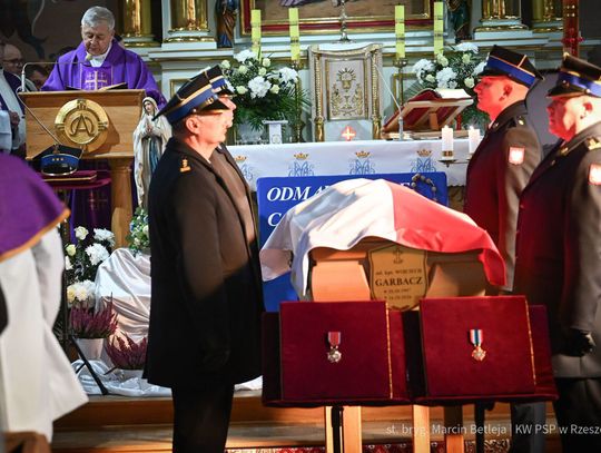Ostatnie pożegnanie 29-letniego strażaka. Kapitan Wojciech Garbacz spoczął w rodzinnej ziemi [ZDJĘCIA]