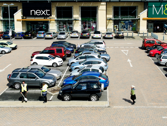 Oszustwo na „mandat”. Tak złodzieje wykorzystują klientów sklepowych parkingów