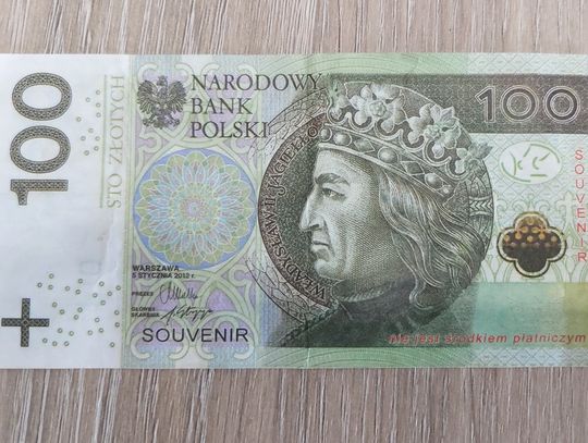 „Pamiątkowe” banknoty w sklepach. Policja ostrzega przed oszustami