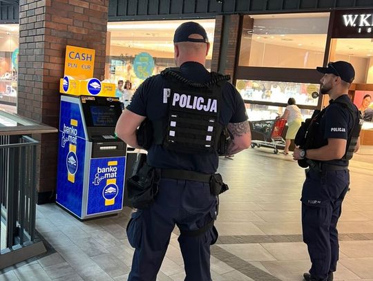 Pieniądze zostały w bankomacie. Uczciwy obywatel zawiadomił policję