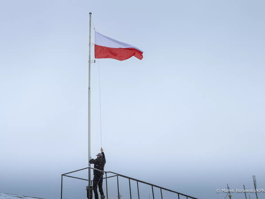 Pierwsza flaga z Pałacu Prezydenckiego trafiła do Głogowa Małopolskiego
