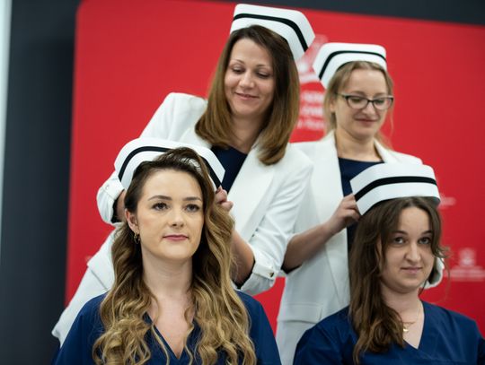 Pierwsze pielęgniarki i pielęgniarze odebrali dyplomy licencjata oraz czepki pielęgniarskie!