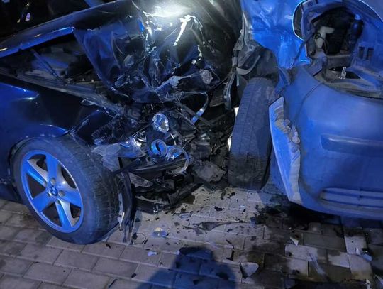 Pijany kierowca BMW uszkodził trzy zaparkowane samochody i znieważył funkcjonariuszy