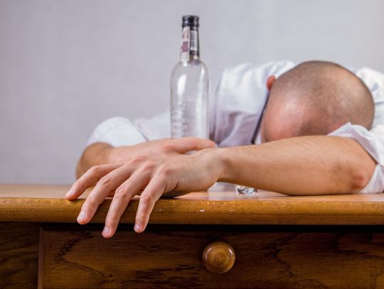 Pił alkohol w miejscu publicznym. Był poszukiwany do odbycia kary więzienia