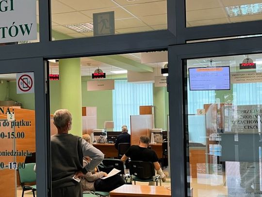 Planujesz wizytę w urzędzie w najbliższy piątek? Uważaj, żeby nie pocałować klamki