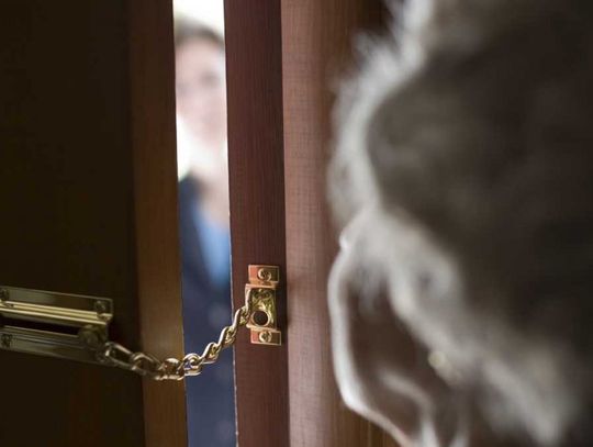 Pod pretekstem badania wody weszła do mieszkania. Seniorka z Rzeszowa straciła 50 tys. zł