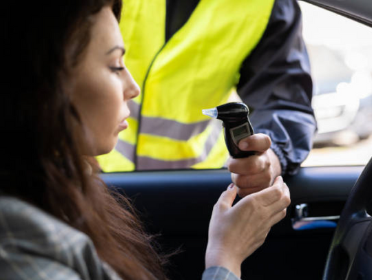 Pod wpływem alkoholu wszedł na jezdnię. Kierująca BMW nie dała rady go ominąć