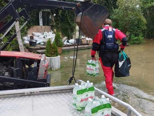 Podkarpaccy policjanci pomagają mieszkańcom dotkniętym żywiołem