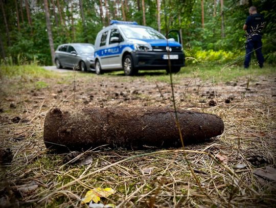 Podkarpaccy policjanci zabezpieczają niewybuch