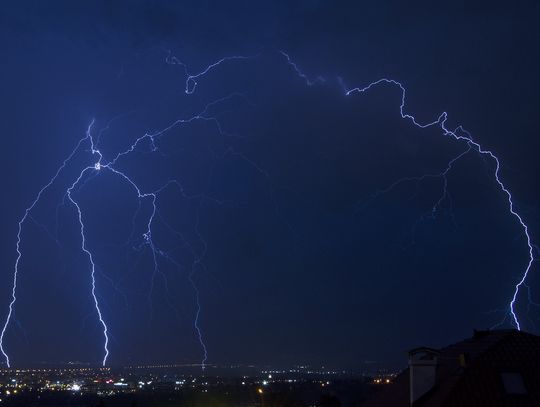 Podkarpacie. Alert RCB ostrzega przed burzami, silnym wiatrem i możliwymi podtopieniami!