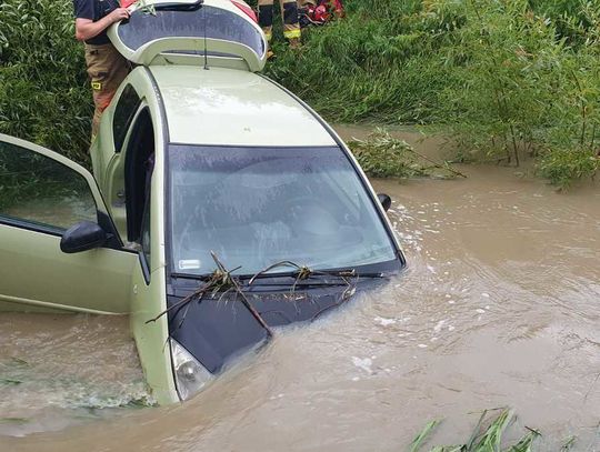 Podkarpacie. Nurt porwał mu auto. 71-latek nie żyje