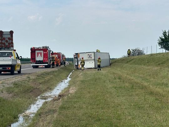 Podkarpacie. Płonące auto i przewrócona ciężarówka na A4