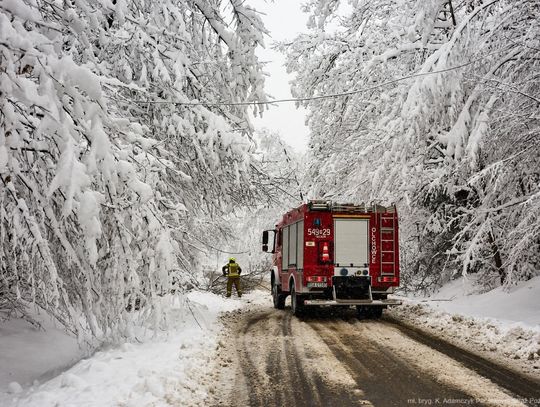 Podkarpacie pod śniegiem. Energetyczny paraliż, ale szpitale bezpieczne; wojewoda w terenie
