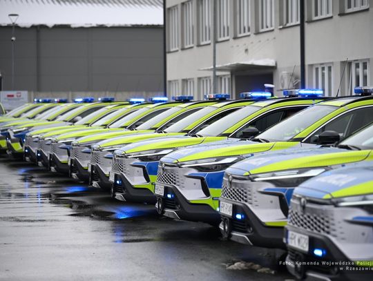 Podkarpacka Policja wzmacnia flotę. 28 nowych radiowozów trafiło do służby [ZDJĘCIA]
