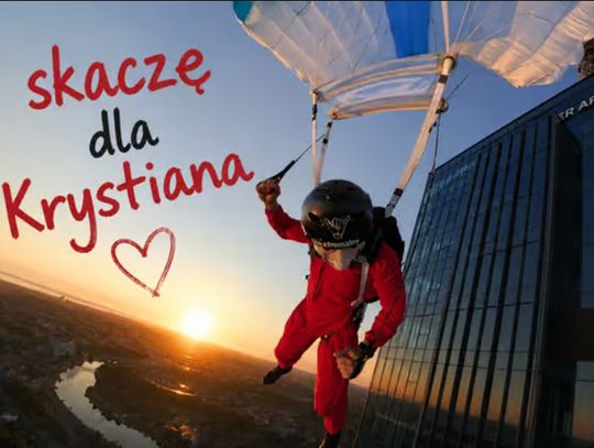 Podniebny skok po życie. Adrian Bartecki zdobywa Olszynki Park dla 3-letniego Krystiana