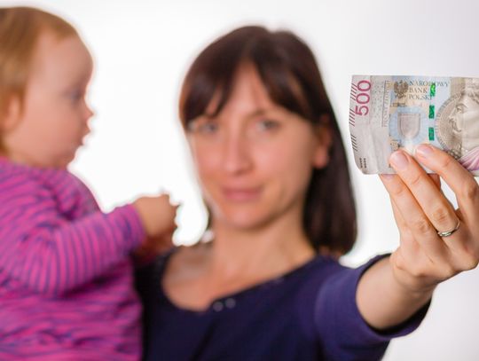 Pójdziesz po 500 plus, a ZUS odeśle cię z niczym. Fake news o wyrównaniu świadczenia 500+ do kwoty 800 zł