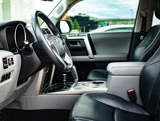 Pół miliona złotych na zakup sedana i SUV-a dla miejskich urzędników