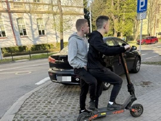 Policja szuka mężczyzn z hulajnogi. Po kolizji odjechali z miejsca zdarzenia