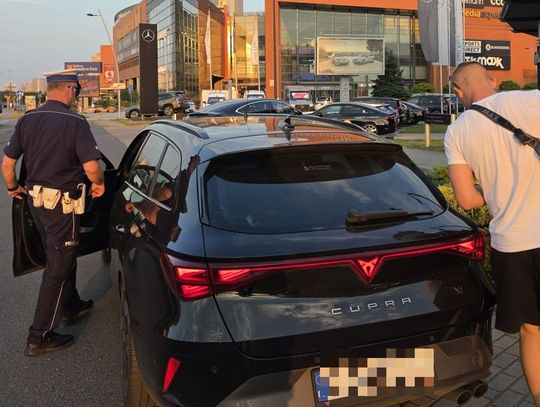 Policja udaremniła nielegalny przejazd hulajnóg w Rzeszowie. Posypały się mandaty
