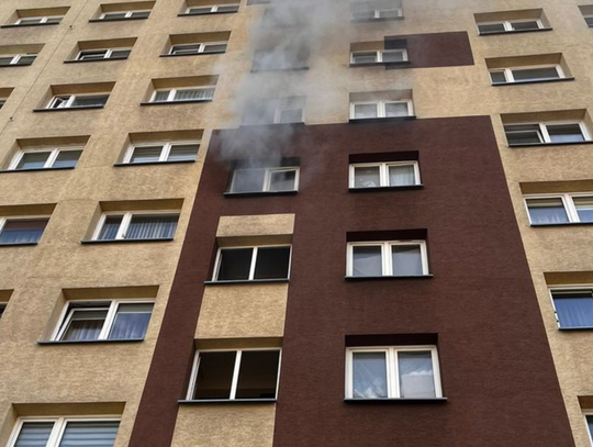 Policjanci ewakuowali 6 osób z płonącego wieżowca w Stalowej Woli