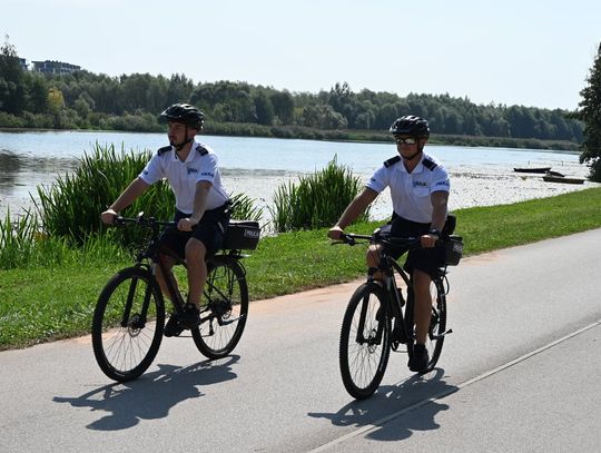 Policjanci patrolują teren na jednośladach. Rowerzyści pamiętacie o przepisach ruchu!