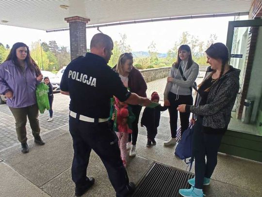 Policjanci spotkali się z dziećmi z Ukrainy aby promować bezpieczne zachowania na drodze