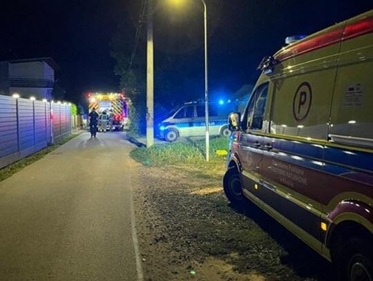 Policjanci uratowali 82-letnią kobietę z płonącego domu. W ostatniej chwili...