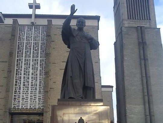 Pomnik papieża Jana Pawła II w Stalowej Woli zdewastowany!