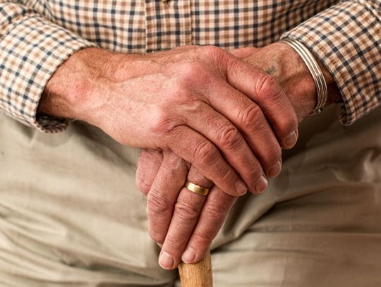 Ponad 4,2 tysiąca stulatków otrzymuje świadczenie honorowe. Sprawdziliśmy, ilu seniorów korzysta z niego na Podkarpaciu